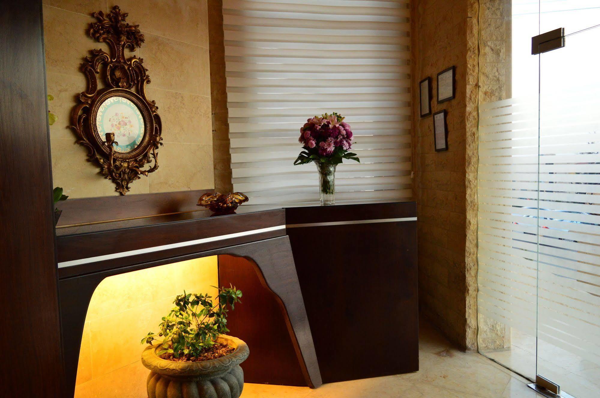 Nadine Hotel Suites Amman Exterior photo
